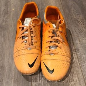 Women/girls soccer cleats
